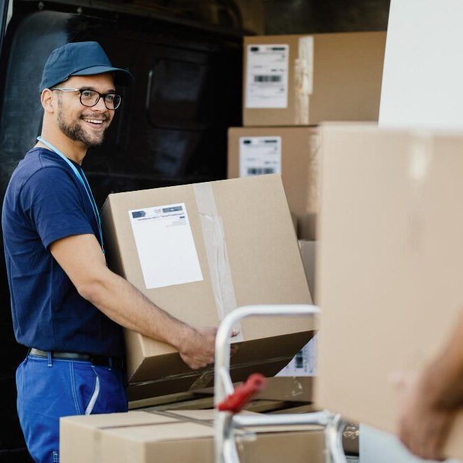 joven-trabajador-manual-feliz-que-lleva-cajas-carton-furgoneta-reparto-mientras-comunica-sus-colegas-