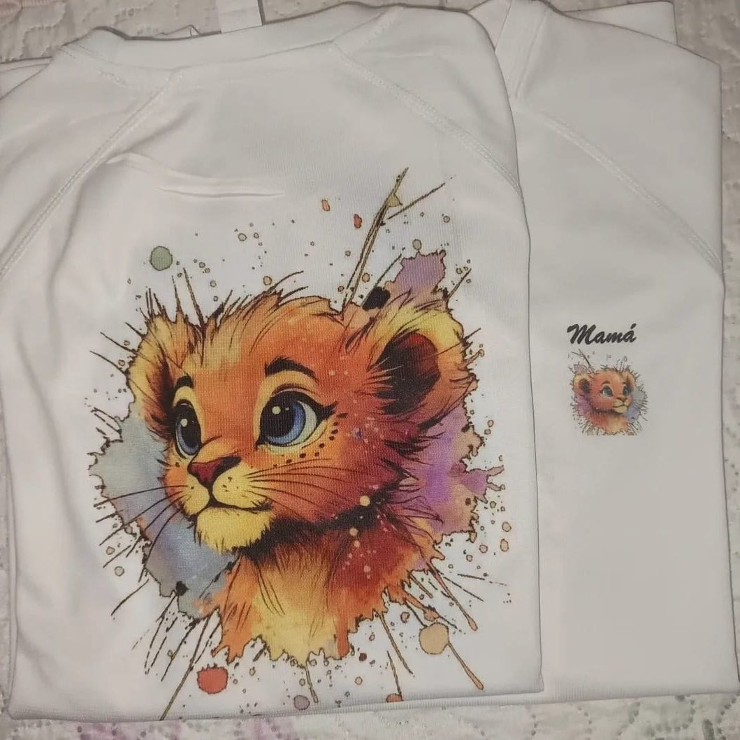 Camiseta blanca con el rostro de un león de estilo acuarela y el nombre "Mama".